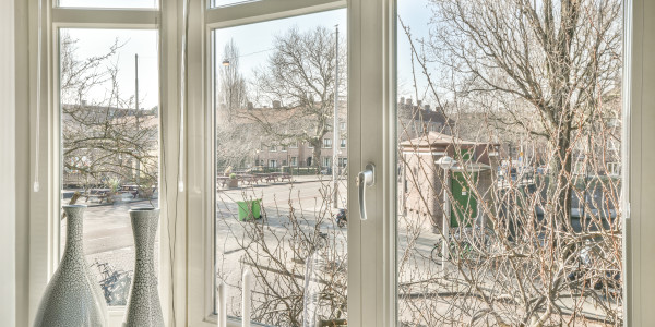 Puertas y Ventanas de Aluminio / PVC a medida en Barcelona · Bisagra Oculta