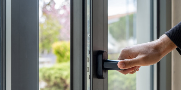 Puertas y Ventanas Aislantes de Aluminio / PVC en Barcelona · Aislamiento del Frío y del Calor