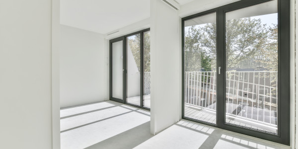 Puertas y Ventanas Aislantes de Aluminio / PVC en Barcelona · Bisagra Oculta
