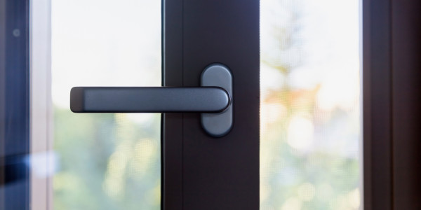 Puertas y Ventanas Aislantes de Aluminio / PVC en Barcelona · Cierre Hermético