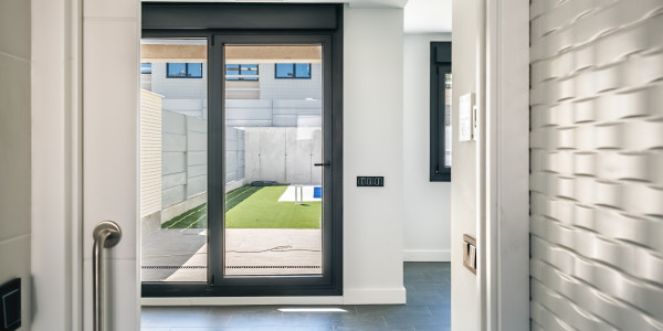 Fabricantes / Instaladores de Puertas y Ventanas de Aluminio / PVC Folgueroles · Bisagra Oculta
