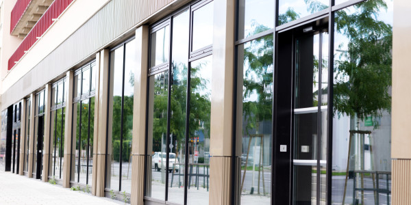 Puertas y Ventanas Aislantes de Aluminio / PVC Santa Maria d'Oló · Raíl Empotrable Adaptado al Paso de Minusválidos