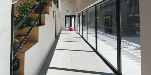 Puertas y Ventanas Seguridad de Aluminio / PVC en Barcelona · Raíl Empotrable Adaptado al Paso de Minusválidos